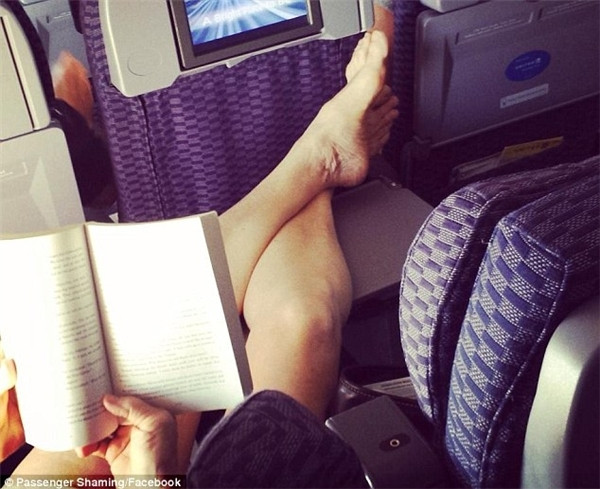 Có vô vàn những lời chỉ trích hướng về hành động xấu xí trên máy bay được đổ về bức ảnh được đăng tải mới đây trên mạng xã hội.