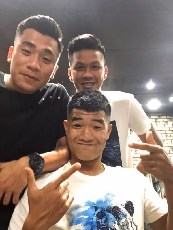 Cầu thủ nhí nhố nhất của U23 Việt Nam - Hà Đức Chinh là người chăm đăng tải ảnh trên trang cá nhân nhất. Lần này xuất hiện bên cạnh Đức Chinh là đồng đội Tiến Dụng của CLB SHB Đà Nẵng.