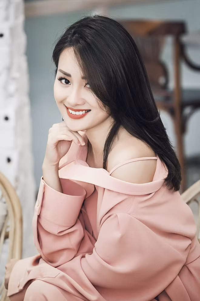 Ở tuổi 32, nữ MC VTV này quyến rũ rất "được lòng" khán giả vì lỗi dẫn dắt thông minh, lôi cuốn và ngoại hình xinh đẹp, bắt mắt.