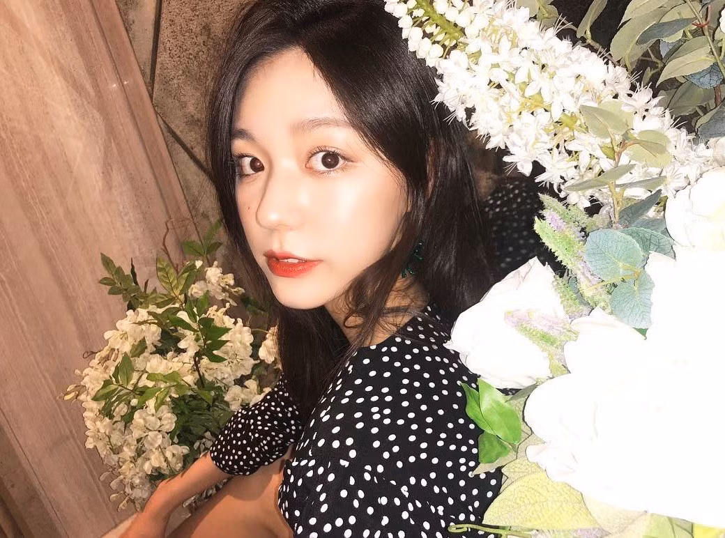 Tư tưởng sống tự lập này càng khiến Emily được mọi người nể phục hơn nữa. Cô bạn mở một gian hàng thời trang chuyên bán đồ cho chính mình thiết kế trên Taobao. Tên cửa hàng là Emilie's.