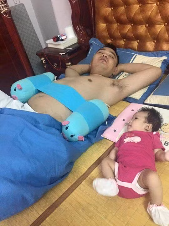 Gối chèn của con mà sao bố lại dùng để giữ bụng bia.