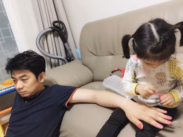 Khi con thích tô màu, các ông bố sẽ sẵn sàng lấy bàn tay mình là vật thí nghiệm.