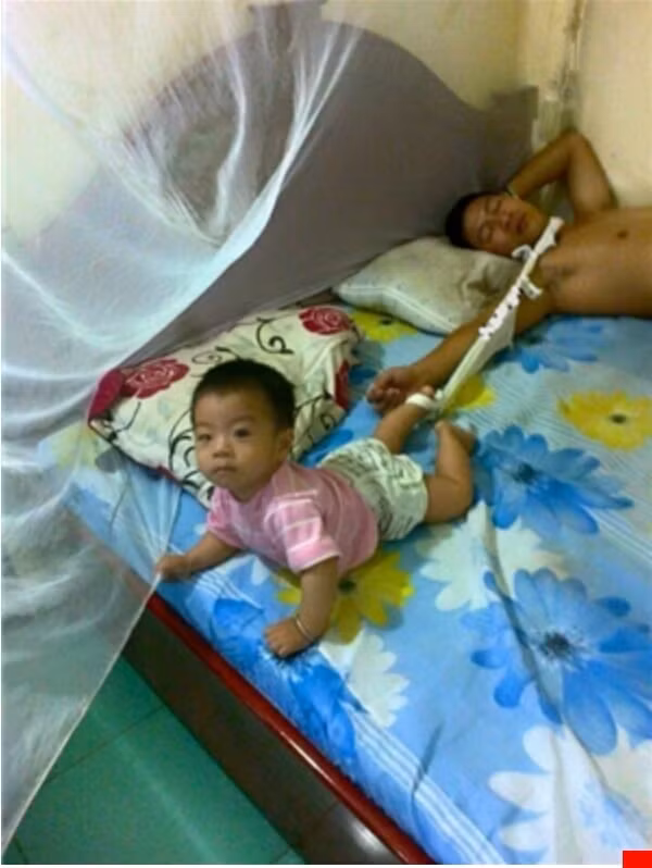 Tránh để con rơi xuống giường, các ông bố đã nghĩ cách vô cùng sáng tạo.