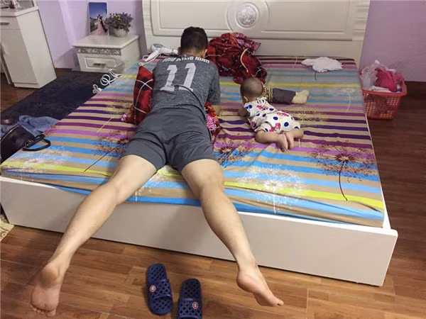 Nếu bên mẹ là sự quan tâm chăm chút từng li từng tí, từ những thứ nhỏ bé nhất thì các ông bố lại luôn là người có những “sáng tạo” khi trông con tới ngạc nhiên.