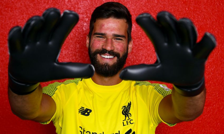 Chuyển nhượng bóng đá từ Liverpool, thủ môn Alisson Becker đã đặt bút ký vào bản hợp đồng 6 năm với Á quân Champions League.
