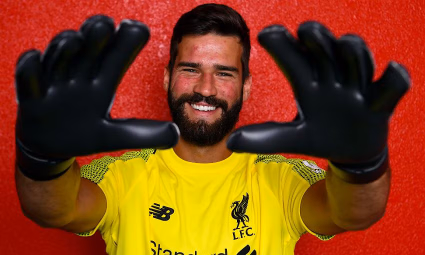 Chuyển nhượng bóng đá từ Liverpool, thủ môn Alisson Becker đã đặt bút ký vào bản hợp đồng 6 năm với Á quân Champions League.