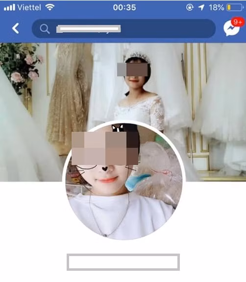 Tuy nhiên, khi vào trang cá nhân của cô gái trên tìm hiểu thì hình ảnh mặc váy cưới được đăng vào ngày 26/2, chỉ 6 ngày sau khi tiễn bạn trai đi làm nhiệm vụ. Nữ sinh mặc váy cưới, ngồi trong một cửa hàng váy cưới tươi cười.