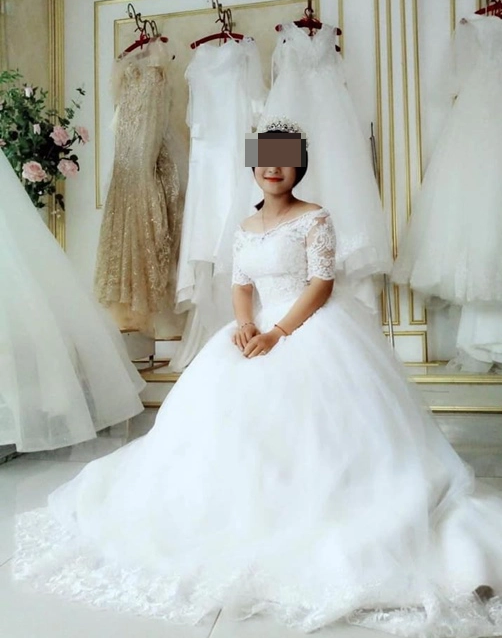Ngay sau khi hình ảnh cô gái từng khóc ngất vì người yêu nhập ngữ đã mặc váy cưới khiến, ai nấy tự hỏi không lẽ lời hứa 2 năm lại theo "gió bay" chỉ trong một tháng hay sao?