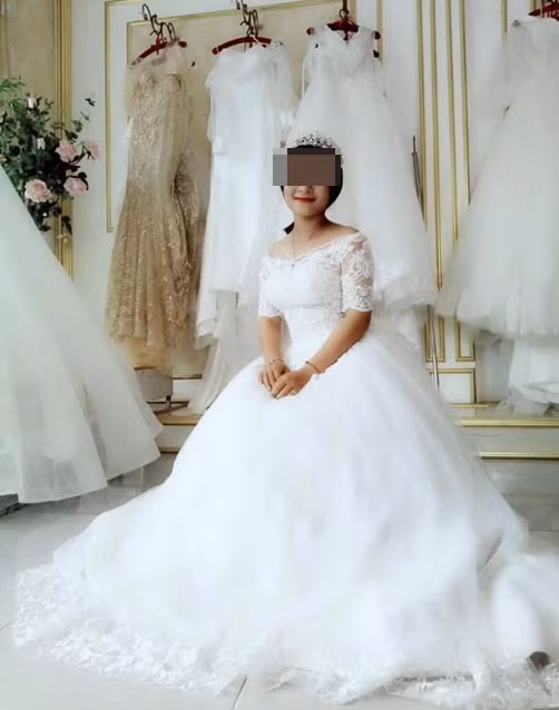 Ngay sau khi hình ảnh cô gái từng khóc ngất vì người yêu nhập ngữ đã mặc váy cưới khiến, ai nấy tự hỏi không lẽ lời hứa 2 năm lại theo "gió bay" chỉ trong một tháng hay sao?