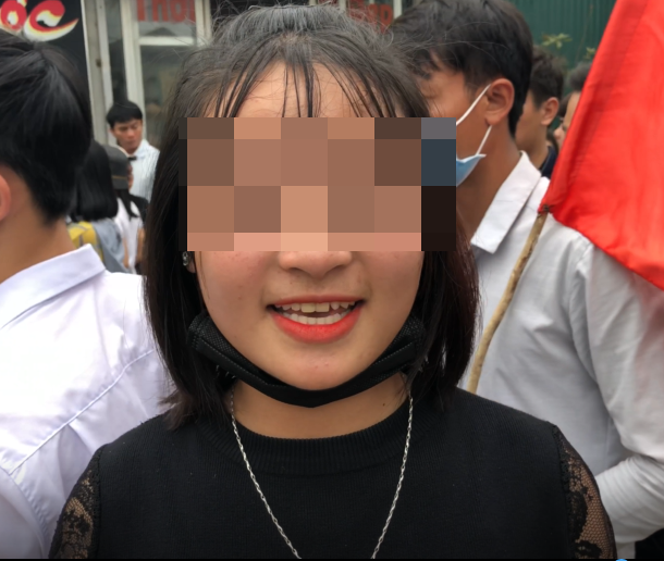 Trước khi chia tay, cô gái xứ Nghệ còn nói rằng mình sẽ chờ người yêu đi 2 năm để về làm đám cưới. Câu nói đó đã nhanh chóng khiến cô bé trở thành một hiện tượng mạng được nhiều người quan tâm.