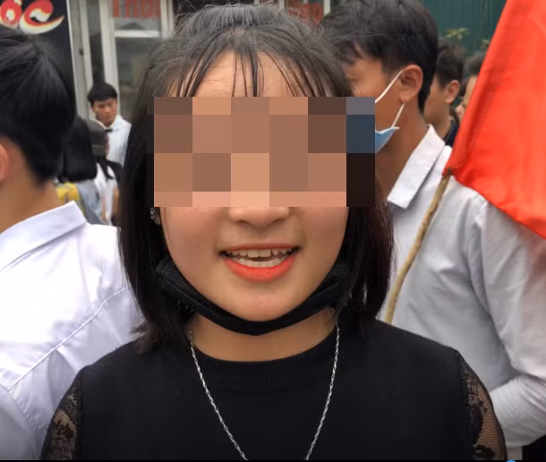 Trước khi chia tay, cô gái xứ Nghệ còn nói rằng mình sẽ chờ người yêu đi 2 năm để về làm đám cưới. Câu nói đó đã nhanh chóng khiến cô bé trở thành một hiện tượng mạng được nhiều người quan tâm.