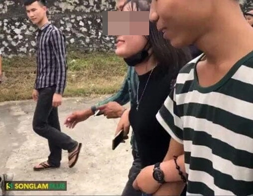 Tuy nhiên, chưa đầy một tháng sau khi anh người yêu lên đường nhập ngũ, cô gái người Nghệ An này đã bất ngờ đăng ảnh mặc váy cưới trên trang cá nhân khiến cộng đồng mạng xôn xao.