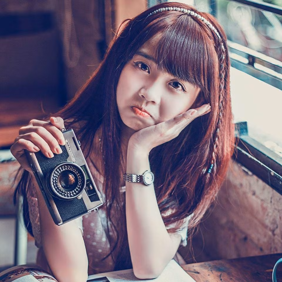 Không chỉ được biết đến với những bài hát rap độc đáo cùng chất giọng truyền cảm ấm áp, Ái Vi còn từng xuất hiện trong vai trò 1 diễn viên, cô nàng 9X Đắk Lắk từng vào nhiều vai diễn khác nhau trong các bộ phim ngắn của FaTV như: Xin lỗi, tôi đã có hẹn với bạn gái rồi, 'Hai màu đôi mắt', 'Ước mơ nhỏ lùn...