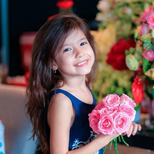 Ngay khi bước ra sân khấu Cecilia đã hút ánh mắt ban bình luận khiến họ liên tục dành cho cô bé những lời khen có cánh. Không chỉ có vậy, cô bé này còn nhận được vô vàn những lời khen đến từ CĐM, thậm chí nhiều người còn "bắt quàng làm họ" khi nhận cô là họ hàng của mình.