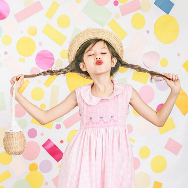 Ngoài những thiết kế đem đến giới thiệu trong chương trình Cecilia còn tự tay dành riêng 5 bộ trang phục cho từng thành viên trong ban bình luận và MC của chương trình.