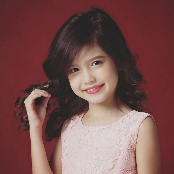 Maul Cecilia Thảo Nguyên mang hai dòng máu Việt – Đức chính vì vậy, bé gái 8 tuổi này sở hữu làn da trắng sứ cùng đôi mắt to dễ thương và nụ cười rạng rỡ trên đôi môi hồng.