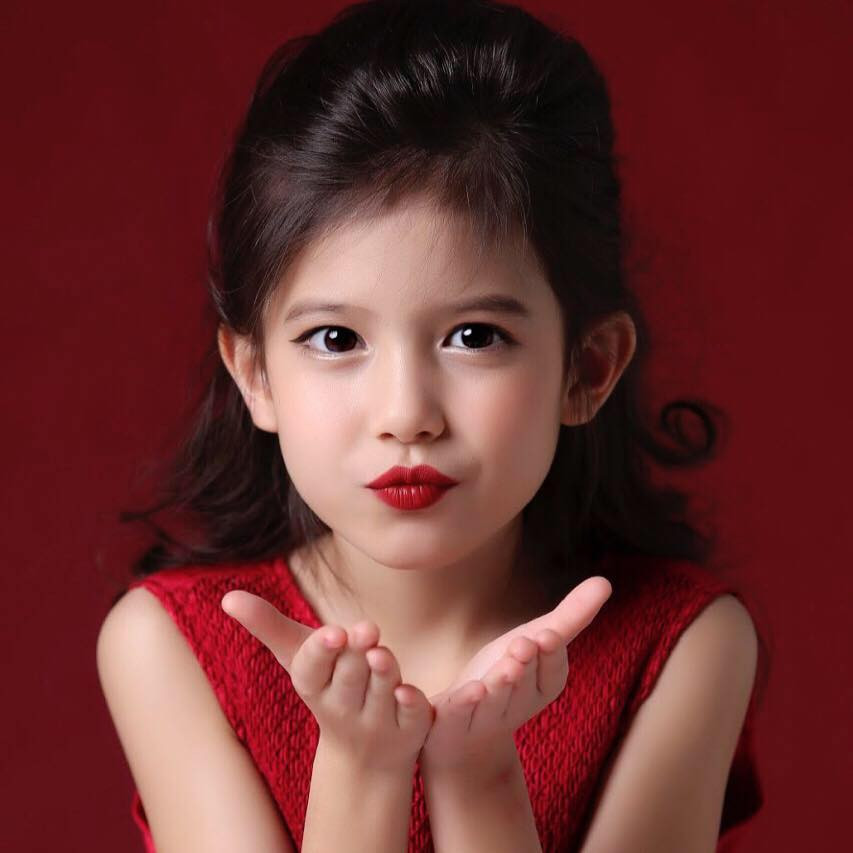 Cùng xem những hình ảnh về cô nàng 8 tuổi gây sốt MXH được dân mạng truy tìm gắt gao.