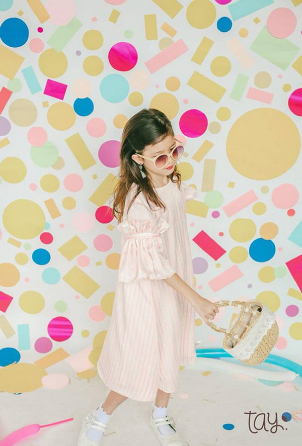 Đem đến cho chương trình những bộ trang phục độc đáo, bông hồng lai 8 tuổi giới thiệu về những thiết kế của mình với giọng nói trong trẻo, ngọt ngào và đầy sự tự tin.