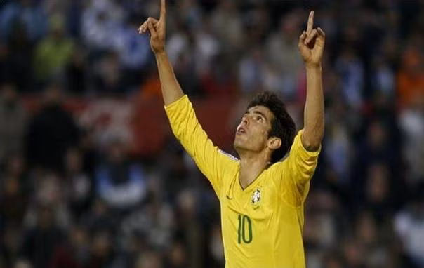 Điển trai với khuôn mặt như thiên thần, tài năng cùng lối chơi bóng đẹp, cao thượng cùng với một cuộc sống không tai tiếng, tất cả những điều ấy tồn tại trong con người của một ngôi sao huyền thoại sân San Siro là Kaka. Ngôi sao bóng đá người Brazil này chơi bóng không tiểu xảo, kỹ thuật nhưng không thiếu những nét mang đậm phong cách châu Âu. Chính vì vậy, NHM đã gọi Kaka với cái tên thân mật là “Thiên thần”.