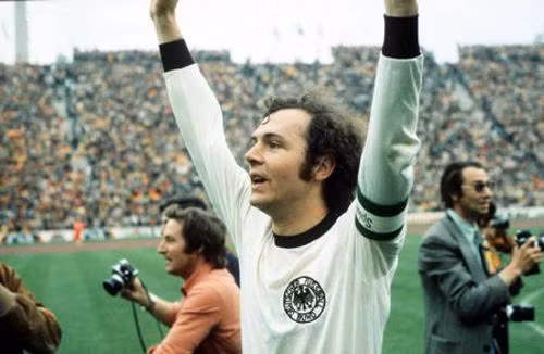 Franz Beckenbauer được biết đến với biệt danh “Hoàng đế bóng đá thế giới”. Ông đoạt chức vô địch World Cup với tư cách đội trưởng năm 1974 và lặp lại kỳ tích tương tự với tư cách huấn luyện viên năm 1990. Cùng với Bayern Munich, ông ba giành chức vô địch châu Âu, liên tiếp từ 1974 đến 1976 và cúp C2 năm 1967. Sau đó trên cương vị HLV, Beckenbauer dẫn dắt đội tuyển Đức đến chức vô địch World Cup 1990.