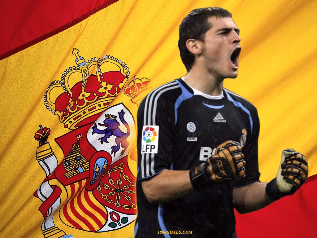Iker Casillas có sự nghiệp vĩ đại và hoàn hảo trong màu áo của Real Madrid lẫn ĐT Tây Ban Nha. Casillas có gần như đầy đủ các danh hiệu mà một cầu thủ ao ước có như chức vô địch La Liga, cúp nhà vua, Champions League, Euro, World Cup. Trong 17 năm qua, Casillas luôn là sự lựa chọn số 1 trong khung thành của CLB lẫn ĐTQG. Gần hai thập kỷ qua CĐV của Real Madrid chưa bao giờ phải lo lắng khi trong khung gỗ và anh được NHM phong là "Thánh Iker”.