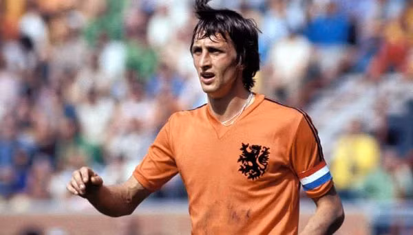 Johan Cruyff là một huyền thoại của Hà Lan. Sự nghiệp lừng lẫy của ông gắn liền với CLB Barcelona khi đã có 2 QBV trong thời gian chơi cho đội bóng xứ Catalan. Khi bước chân vào nghiệp cầm quân, chính Cruyff đã đặt nền móng cho sự phát triển của La Masia sau này, cũng như bóng đá Hà Lan. Cho nên cũng dễ hiểu vì sao NHM tôn Johan Cruyff làm “Thánh” và cho đến bây giờ Johan Cruyff vẫn có tiếng nói quan trọng tại Barcelona hay Hà Lan.