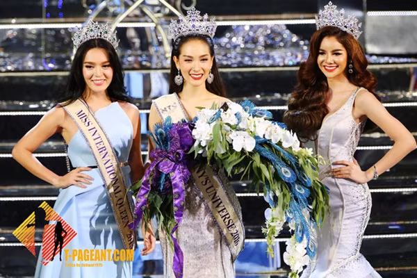 Jiratchaya Sirimongkolnawin, 22 tuổi, có nickname là Nong Mo, tốt nghiệp ngành Thiết kế thời trang của trường Srinakharinwirot University.