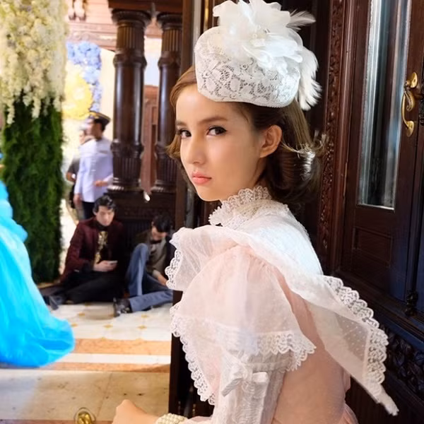 Như đã từng tâm sự nhiều lần trên trang cá nhân của mình, Yoshi Rinrada Thurapan luôn khẳng định việc chuyển giới là quyết định quan trọng nhất đời. Nó như một ngã rẽ mà bắt buộc mỹ nhân chuyển giới này phải đánh đổi quá nhiều thứ, từ sức khỏe cho đến cả mối quan hệ gia đình.