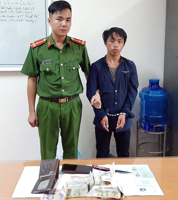 Hang chuc canh sat vay bat nghi pham cuong sat vo