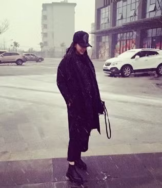 Trong ca làm việc Hải Yến luôn nghiêm túc trong bộ đồng phục ngành đường sắt nhưng khi kết thúc ca, cô bạn này trở về với cuộc sống thường ngày là một cô gái trẻ trung, năng động, đam mê nhảy, thích chơi game và một số sở thích rất nữ tính.