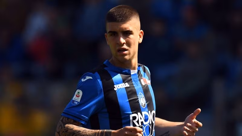 Để thay thế trung vệ Kostas Manolas, BLĐ AS Roma đang nhắm đến 1 cái tên, đó là Gianluca Mancini. Chàng trai 23 tuổi đã ra sân 30 trận trong mùa giải 2018 - 2019, góp công lớn giúp Atalanta vượt qua Inter Milan, AC Milan và AS Roma để đứng ở vị trí thứ 3 trên bảng xếp hạng Serie A, đồng thời giành vé tham dự UEFA Champions League.