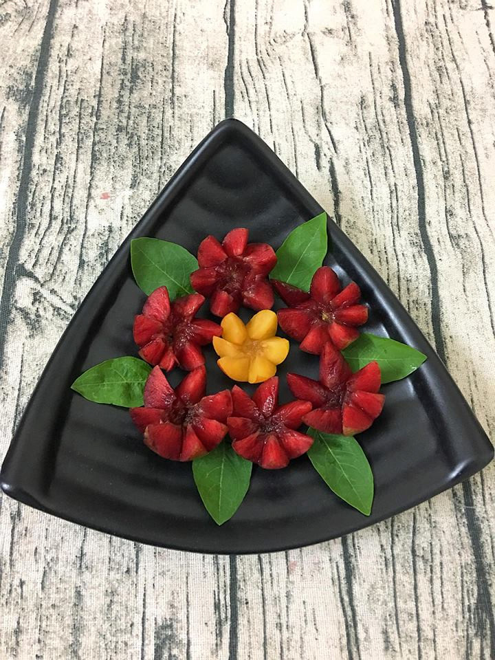 Chỉ với hai loại mận là mận vàng và mận đỏ, kết hợp với những chiếc đĩa hình thù khác nhau, bạn đã có những "bức tranh hoa mận" mang nét độc đáo riêng. Để tỉa mận thành hoa sáu cánh, bạn khía mận theo 12 đường gấp khúc rồi vặn tròn để tách hai phần. Khi bỏ hạt, phần mận được tỉa cũng xòe ra khiến bạn có cảm giác quả mận trở nên to hơn, nhìn rất thích mắt.