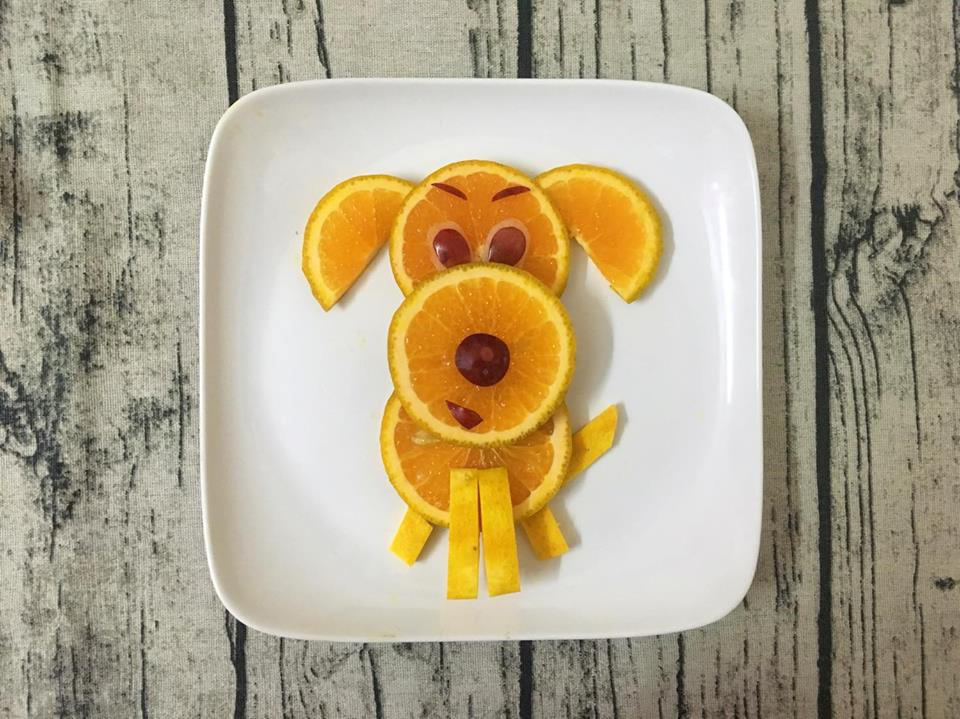 Không khó để xếp những lát cam thành hình động vật. Nếu nhà bạn có trẻ con, chắc chắn các em nhỏ sẽ rất hứng thú với món hoa quả này. Phần mắt, mũi và miệng bạn có thể làm từ một quả nho tím.