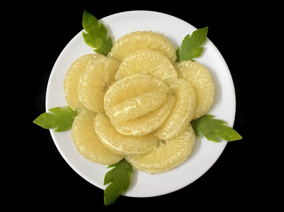 Vẫn là cách xếp bưởi từ thuở "ông bà ta" nhưng chỉ cần bạn chịu khó tỉa thêm năm chiếc lá từ vỏ bưởi, đĩa hoa quả đã trở nên có hồn hơn hẳn.