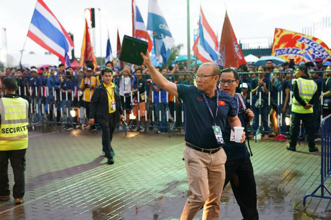 Anh Duc no sung, DTQG Viet Nam khien Thai Lan om han o phut cuoi-Hinh-52