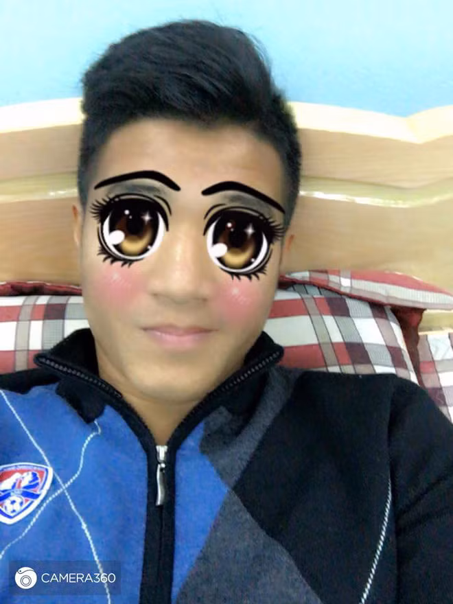 Dễ thương với đôi mắt to bằng sticker, Đức Chinh khiến nhiều chị em phải ghen tỵ.