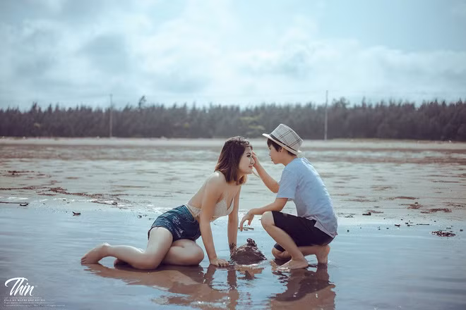 Lương Thủy sinh năm 1991 (Thái Bình) và người bạn gái là Nguyễn Thu Thảo sinh năm 1996 vừa qua trở thành cái tên được nhiều cư dân mạng nhắc tới với bộ ảnh chuyện tình yêu bên bờ biển của cặp đôi đồng tính nữ. Ảnh trong bài: Phạm Thanh Tùng.