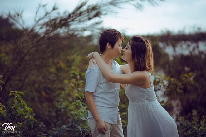 Bộ ảnh của cặp đôi đồng tính Lương Thủy và Thu Thảo đang gây bão trên mạng bởi những dư luận trái chiều từ các thành viên mạng xã hội.