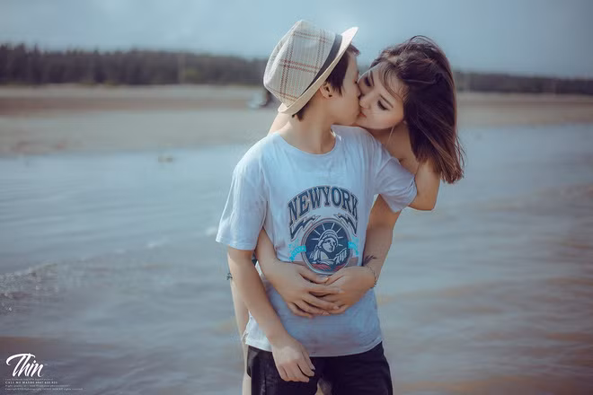 Tuy nhiên, sự khác biệt khá nhiều từ ngoại hình, cũng như sự khác thường vốn có khiến nhiều người phải suy nghĩ và đưa ra những bình luận không mấy thiện cảm vớihai nhân vật chính.