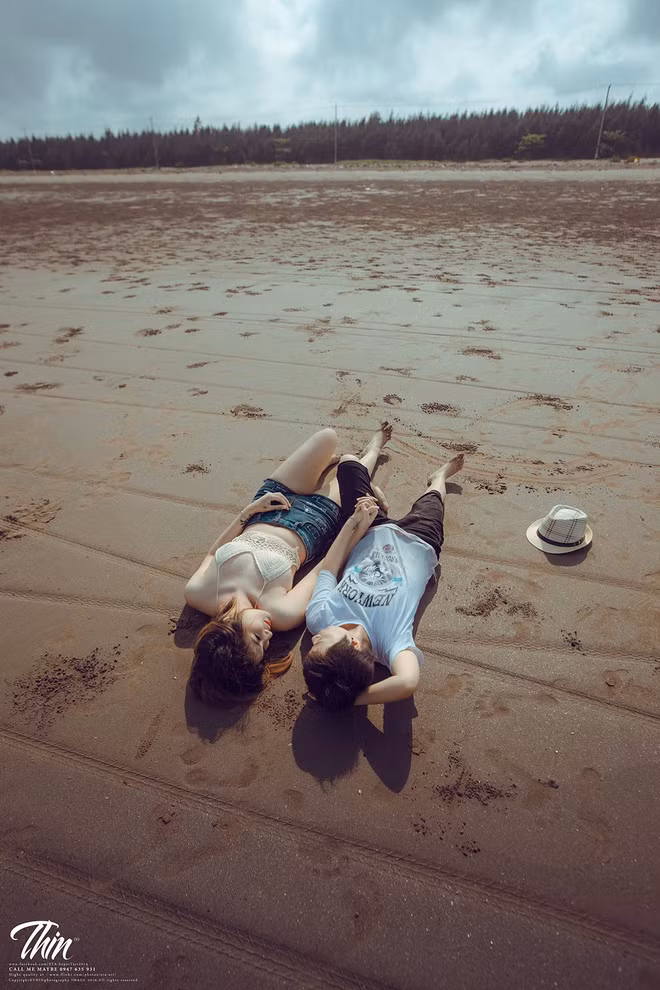 Lương Thủy nói: "Mình và Thảo quen nhau từ đầu năm nay. Có thể trong ánh mắt mọi người, mối quan hệ giữa mình và Thảo là trái tự nhiên, là đi ngược lại mọi thứ… và họ ném đá vì điều đó.