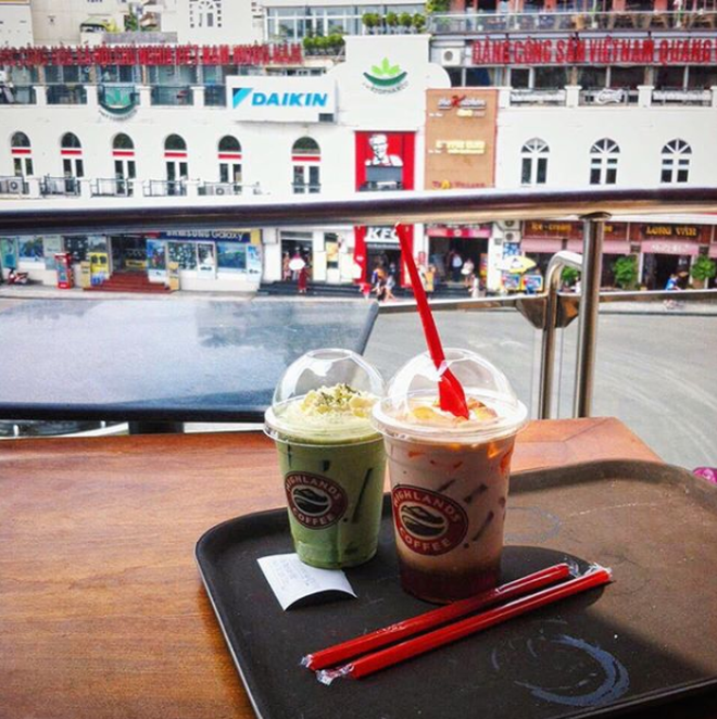 Không gian quán được decor rất thoải mái và dễ chịu, phía ngoài ban công để có thể vừa ngắm được Hồ Gươm lại được nhìn xuống dòng người đang đi phía dưới.