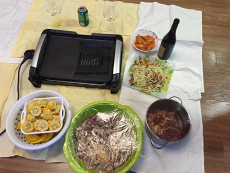 Bữa ăn thịt nướng kiểu BBQ của vợ chồng Mạc Hồng Quân và Kỳ Hân khiến nhiều người phải ghen tỵ.