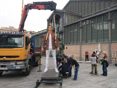 Dáng đứng oai hùng của Cris Ronaldo đã khiến nhiều người cảm thấy anh chẳng khác nào một bức tượng ngoài công viên.