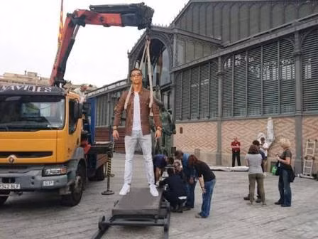 Dáng đứng oai hùng của Cris Ronaldo đã khiến nhiều người cảm thấy anh chẳng khác nào một bức tượng ngoài công viên.