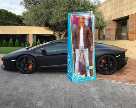 Chỉ sau 2 ngày đăng tải, bức ảnh của siêu sao Real Madrid đã nhận được 3,3 triệu lượt thích và vô vàn lượng thành viên bình luận. Tuy nhiên, cũng chính sự nổi tiếng của bức ảnh này đã khiến Cris Ronaldo trở thành tâm điểm chế ảnh của cư dân mạng.