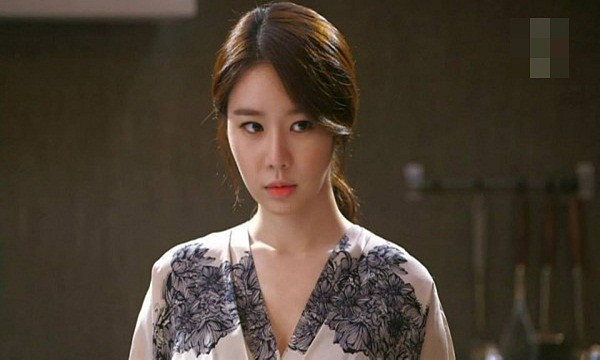 Bi ban trai tim moi cach du vao nha nghi, co nang tung chieu doc