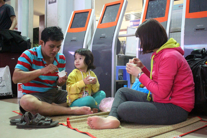 Chứng kiến những cảnh ăn ngủ tại sân ga, bến tàu như này, nhiều dân mạng bày tỏ sự cảm thông: "Khổ quá, về quê ăn Tết mà vạ vật mệt mỏi như này. Thôi nhưng vì đoàn viên với gia đình nên các bác cố gắng".