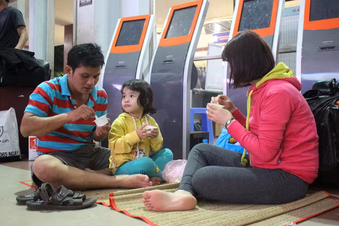 Chứng kiến những cảnh ăn ngủ tại sân ga, bến tàu như này, nhiều dân mạng bày tỏ sự cảm thông: "Khổ quá, về quê ăn Tết mà vạ vật mệt mỏi như này. Thôi nhưng vì đoàn viên với gia đình nên các bác cố gắng".