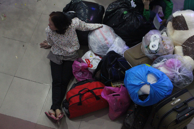 Rất nhiều hành lý, vali được các người dân xếp trong chuyến đi về quê ăn Tết của mình.