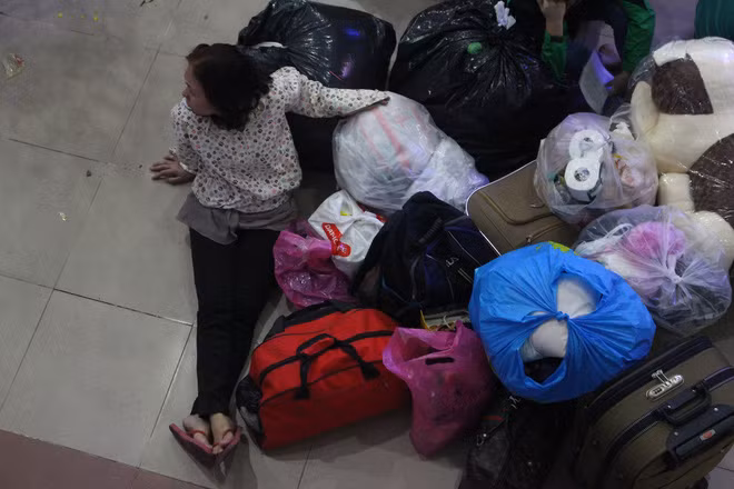 Rất nhiều hành lý, vali được các người dân xếp trong chuyến đi về quê ăn Tết của mình.